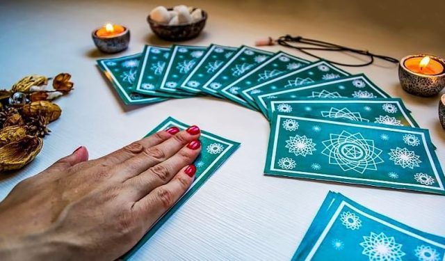 En consultation, qui tire les cartes ?