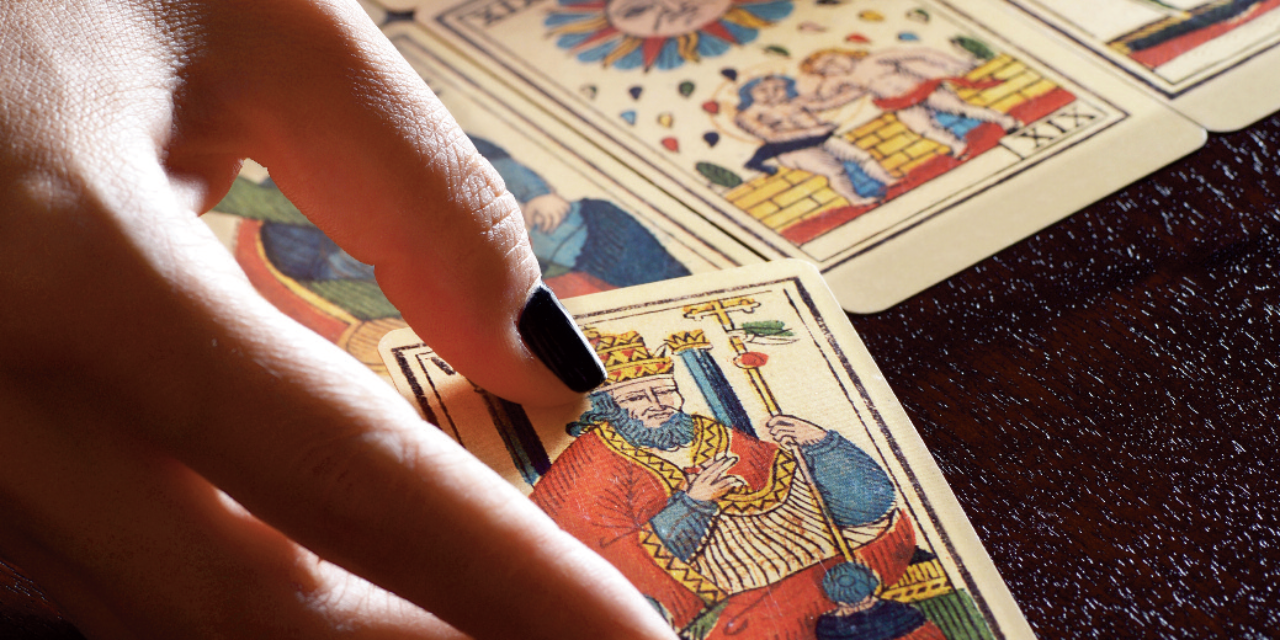 Tarologie et voyance : symboles contre intuition