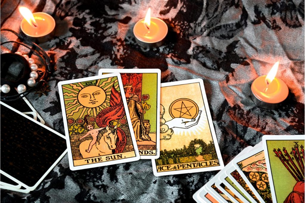 Les Cartes de Voyance : Découvrez Votre Avenir grâce à la Cartomancie